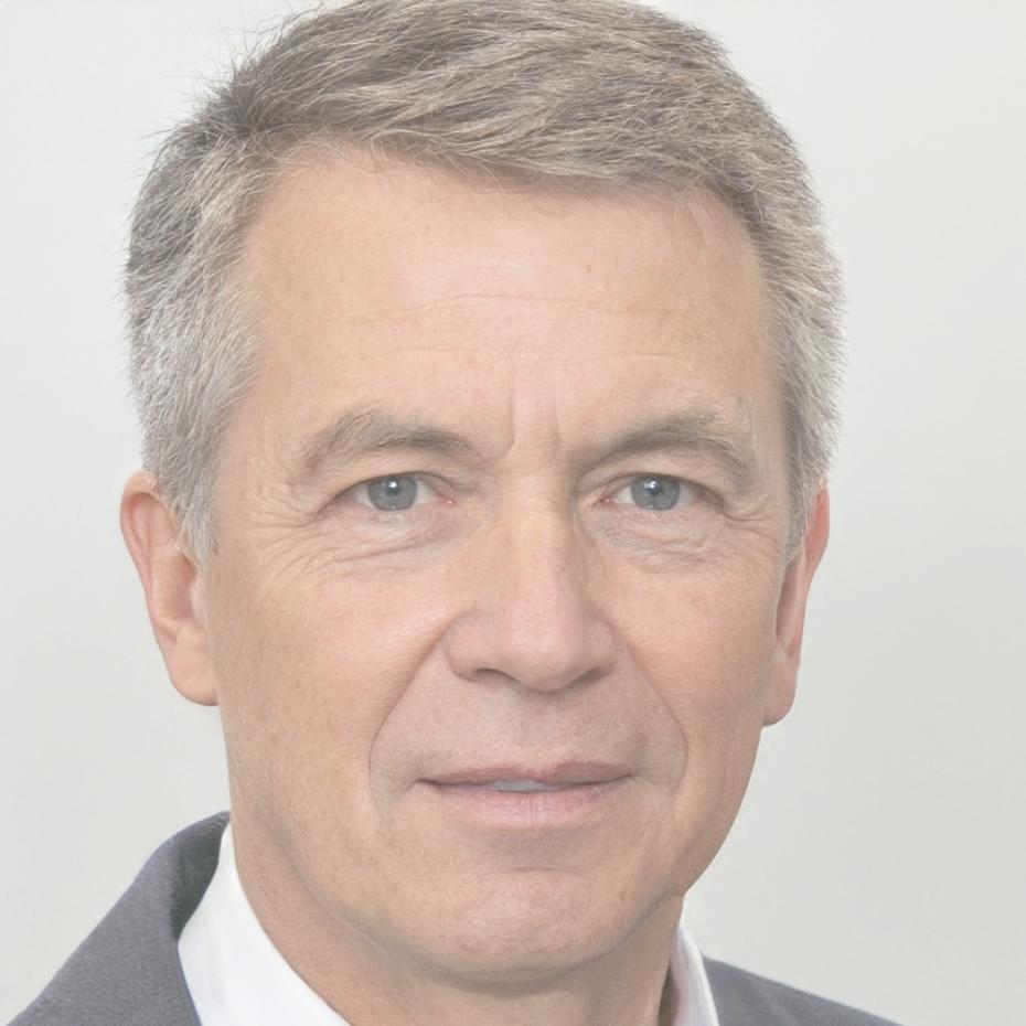 Portret Adrian Costin, specialist în analiză financiară